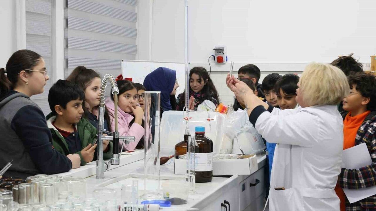 Kars'ta Öğrenciler Laboratuvar Ziyareti ile Tarımsal Analizleri Gözlemledi