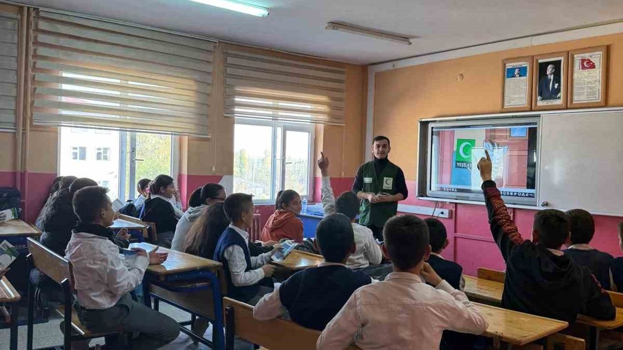 Kars'ta Yeşilay Minik Yüreklere Dokunuyor