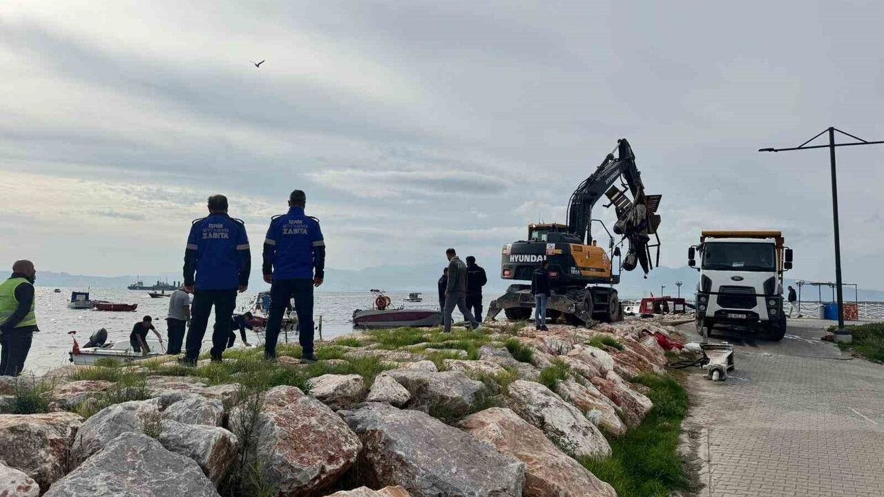 Karşıyaka'da İzinsiz İskeleler Yıkılıyor