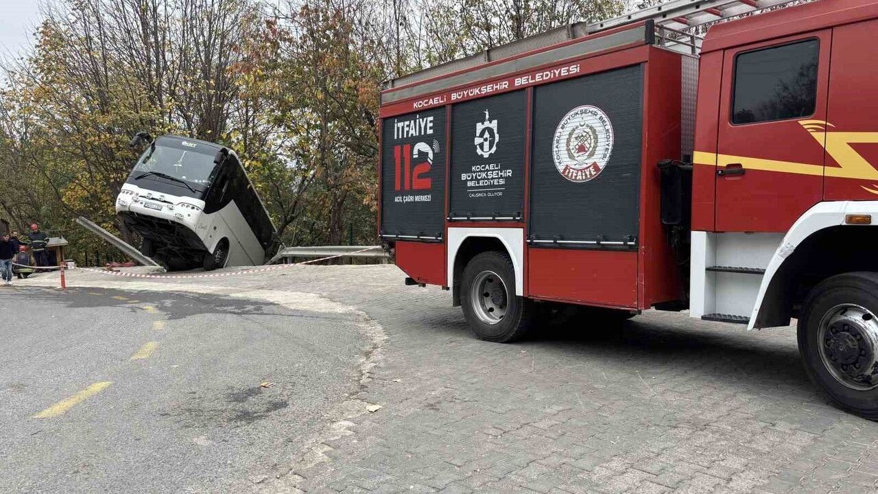 Kartepe'de Tur Otobüsü Şarampole Düştü