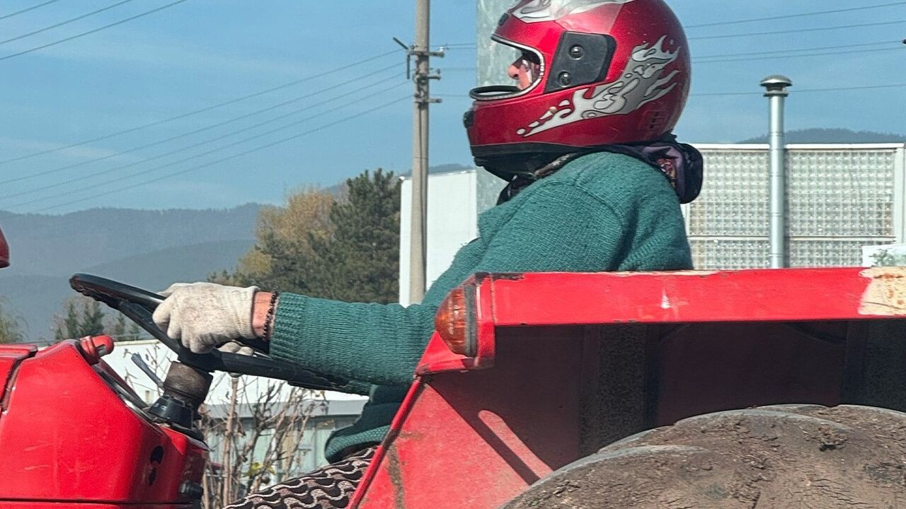 Kask Takıp Traktör Süren Kadın Sosyal Medyada Gündem Oldu