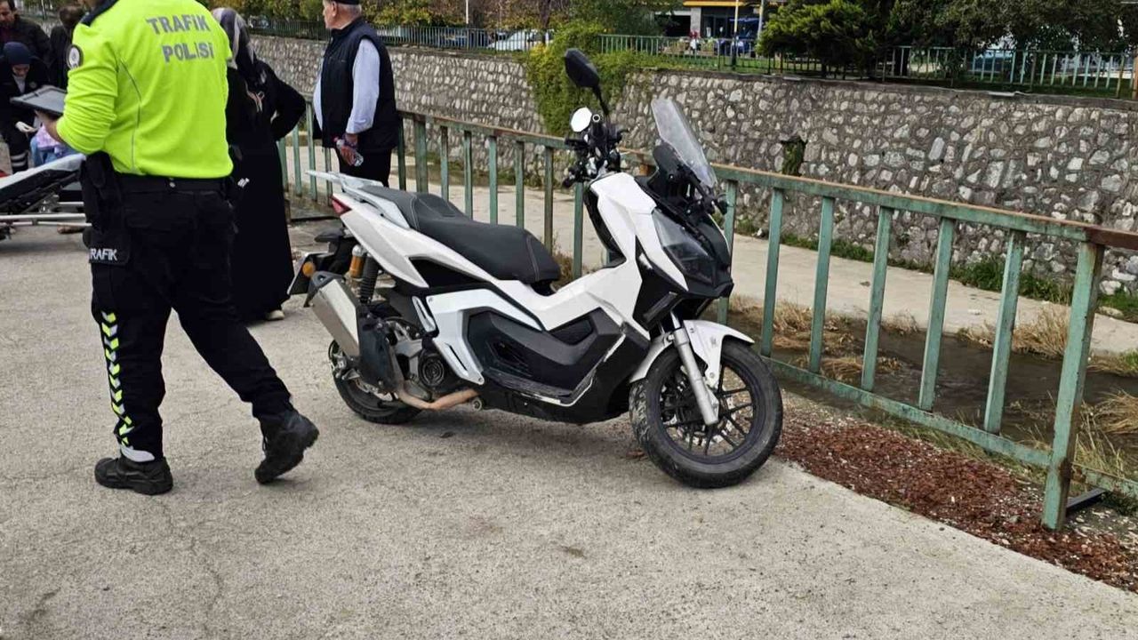 Kasksız Motosiklet Sürücüsü Kazada Yaralandı