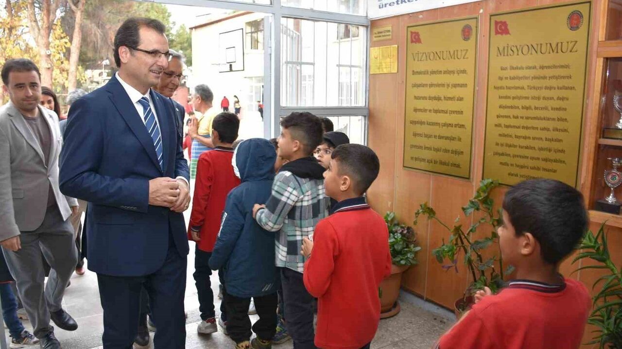 Kaymakam Ali Güldoğan, Salihli'deki Okulları Ziyaret Etti