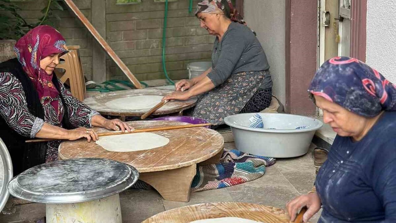 Kaynarca'da Kadınlar Ramazan İçin Yufka Hazırlıyor