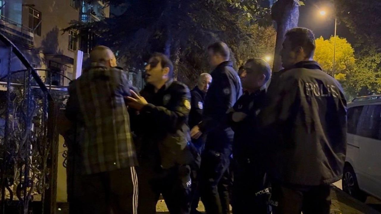 Kayseri'de Bıçakla Kendine Zarar Vermeye Çalışan Genç Sakinleştirildi