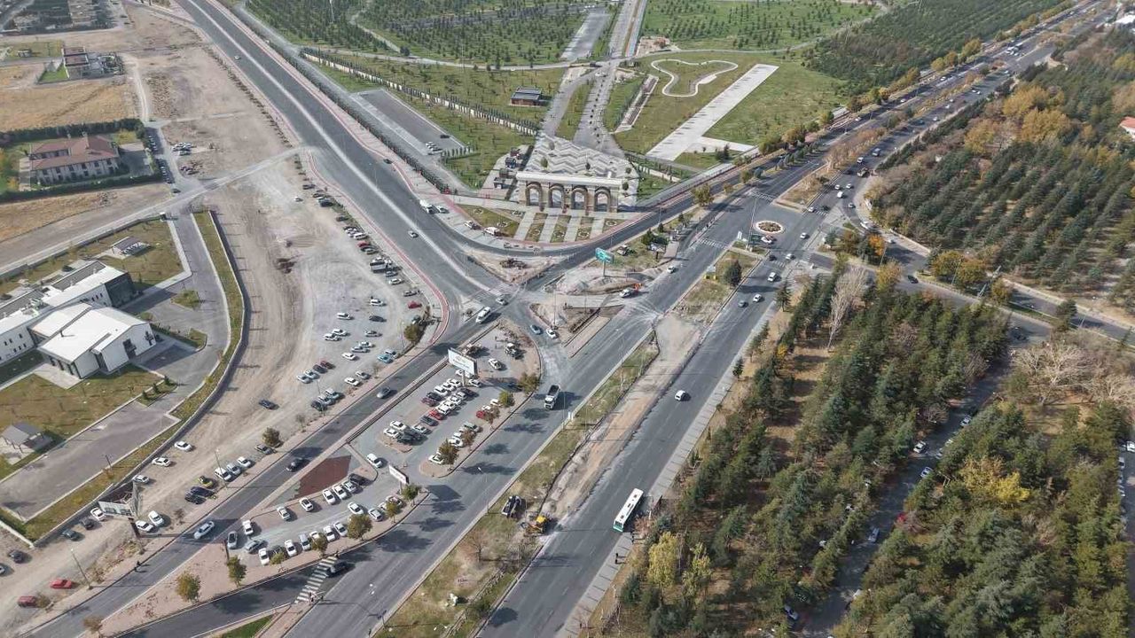 Kayseri'de Erciyes Üniversitesi Kavşağı'nda Düzenleme Çalışmaları Devam Ediyor