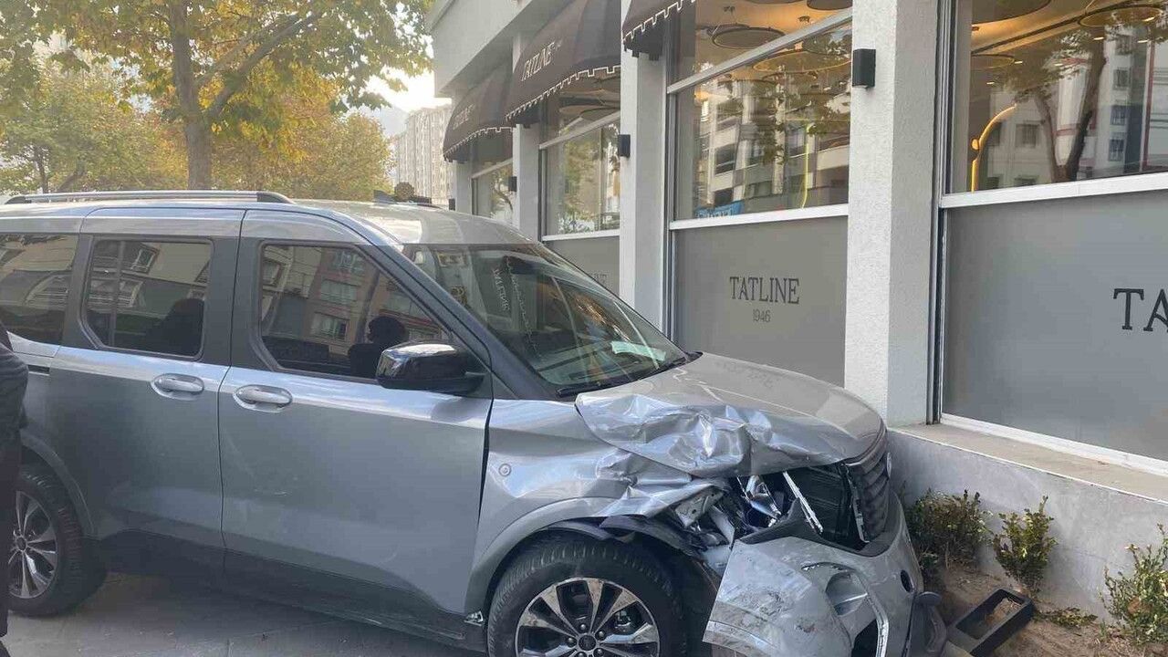 Kayseri'de Hafif Ticari Araç ile Jeep Çarpıştı