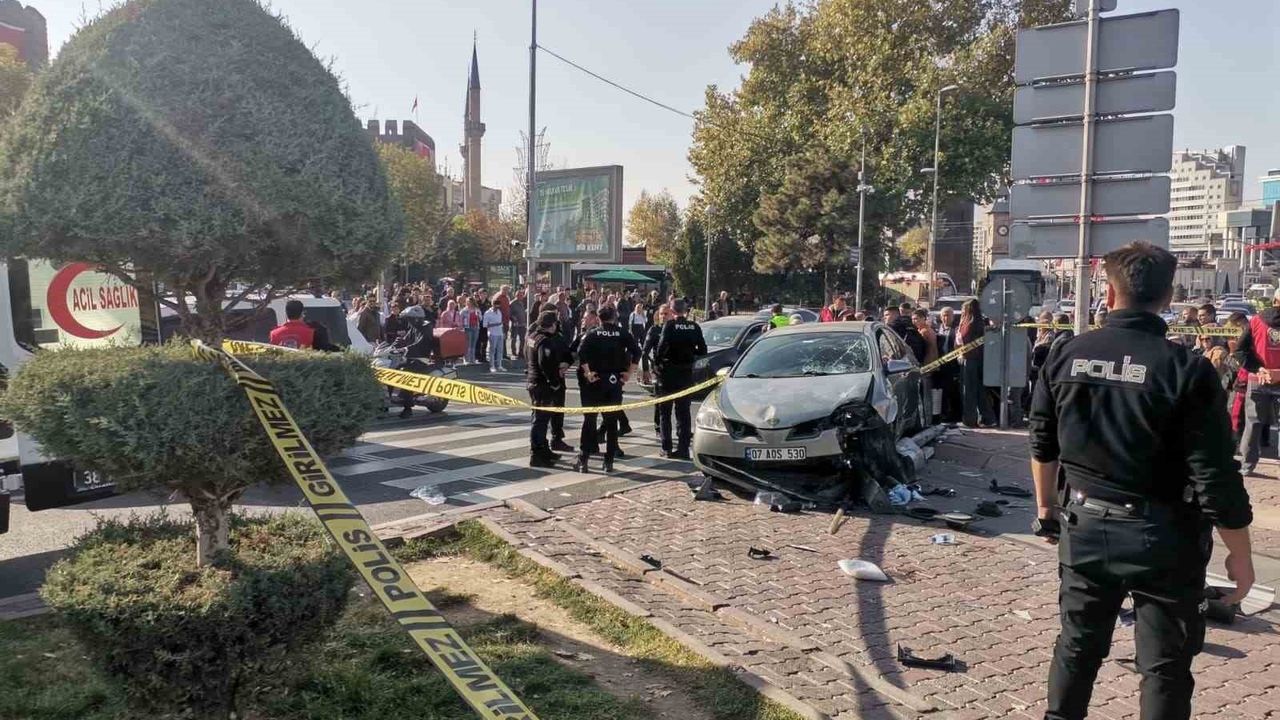 Kayseri'de Otomobil Yayalara Çarptı: 5 Yaralı
