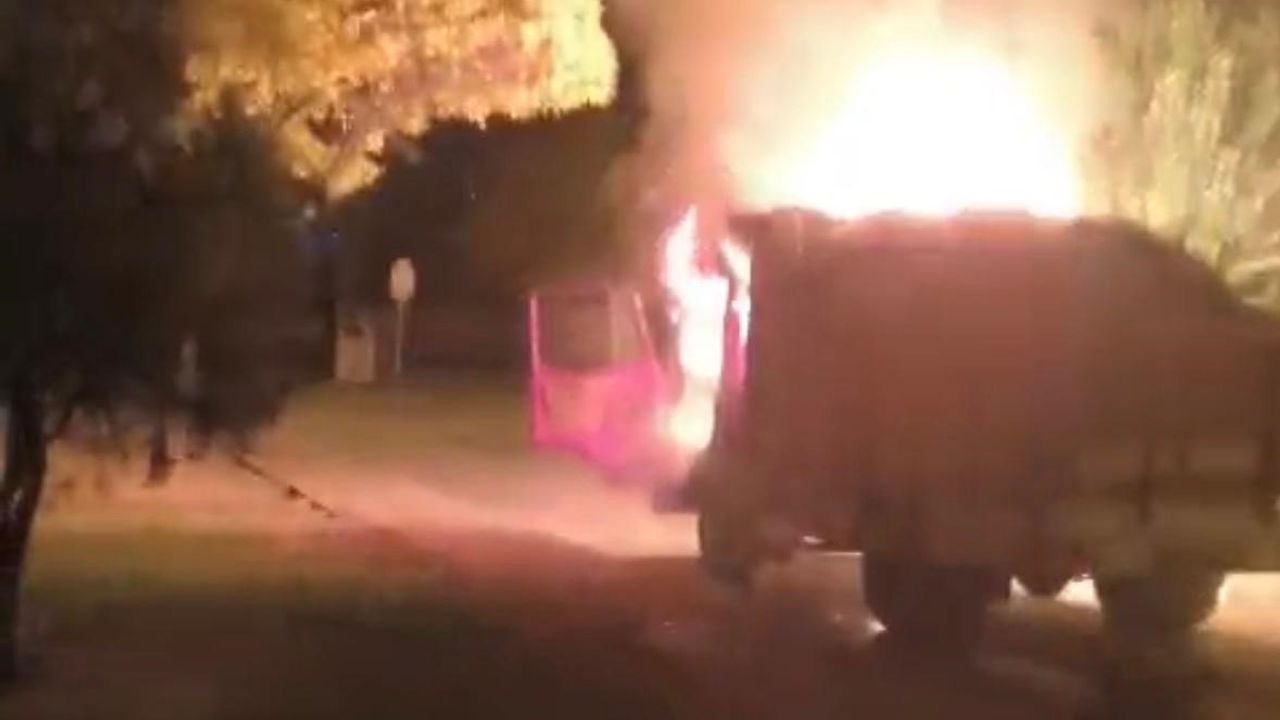 Kayseri'de Park Halindeki Araçlar Alev Aldı