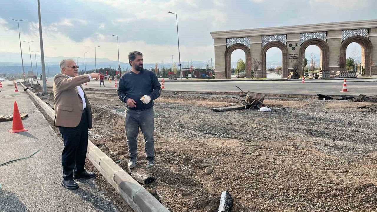 Kayseri'de Talas Bulvarı'nda Kavşak Düzenlemeleri Devam Ediyor