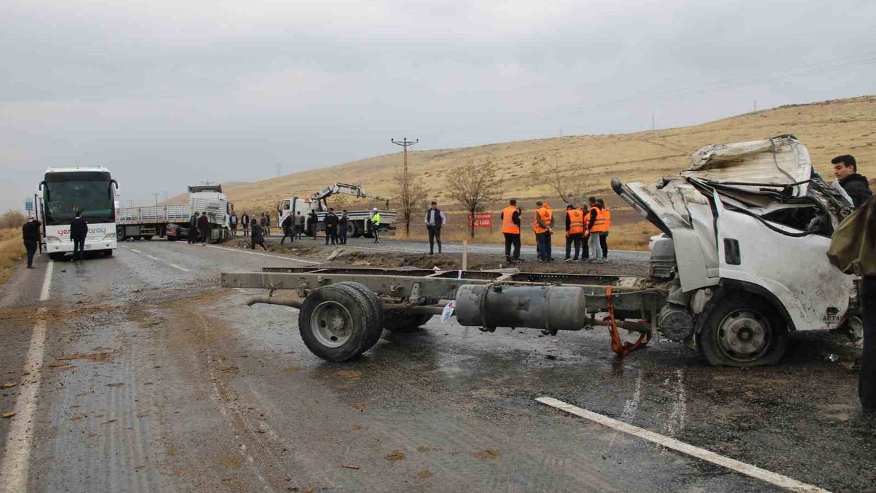 Kayseri'de Trafik Kazası: 1 Ölü, 2 Yaralı