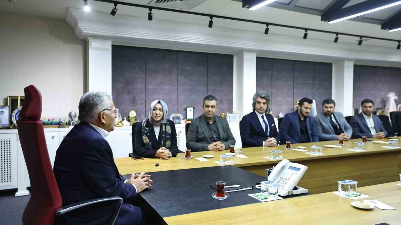 Kayseri'nin İlk Kadın İlçe Başkanı Büyükkılıç ile Bir Araya Geldi