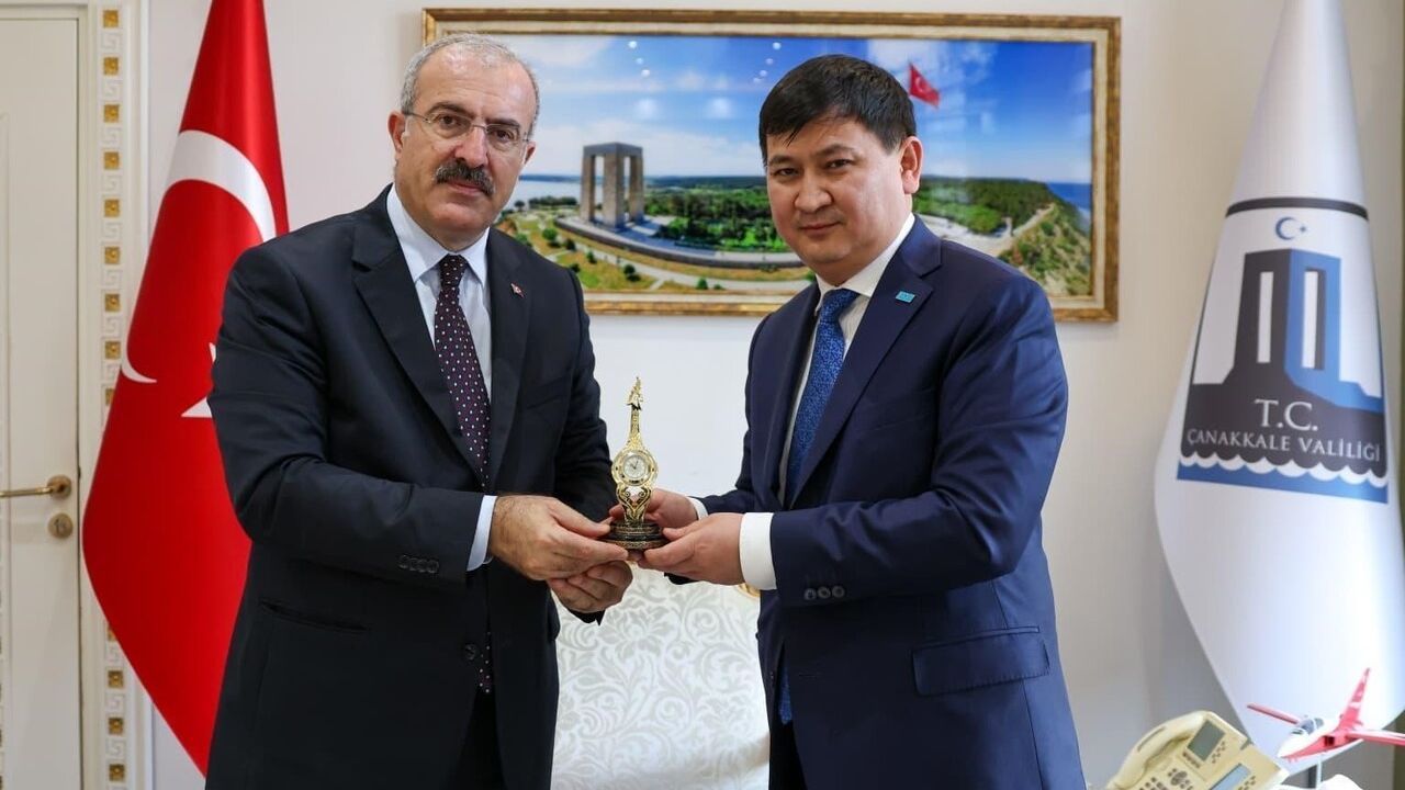 Kazakistan Başkonsolosu Amankul'dan Çanakkale Valisi Toraman'a Ziyaret