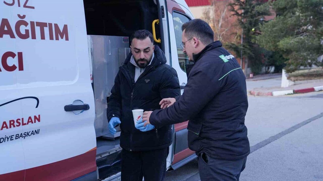 Keçiören Belediyesi'nden Soğuk Havada Sıcak Çorba İkramı