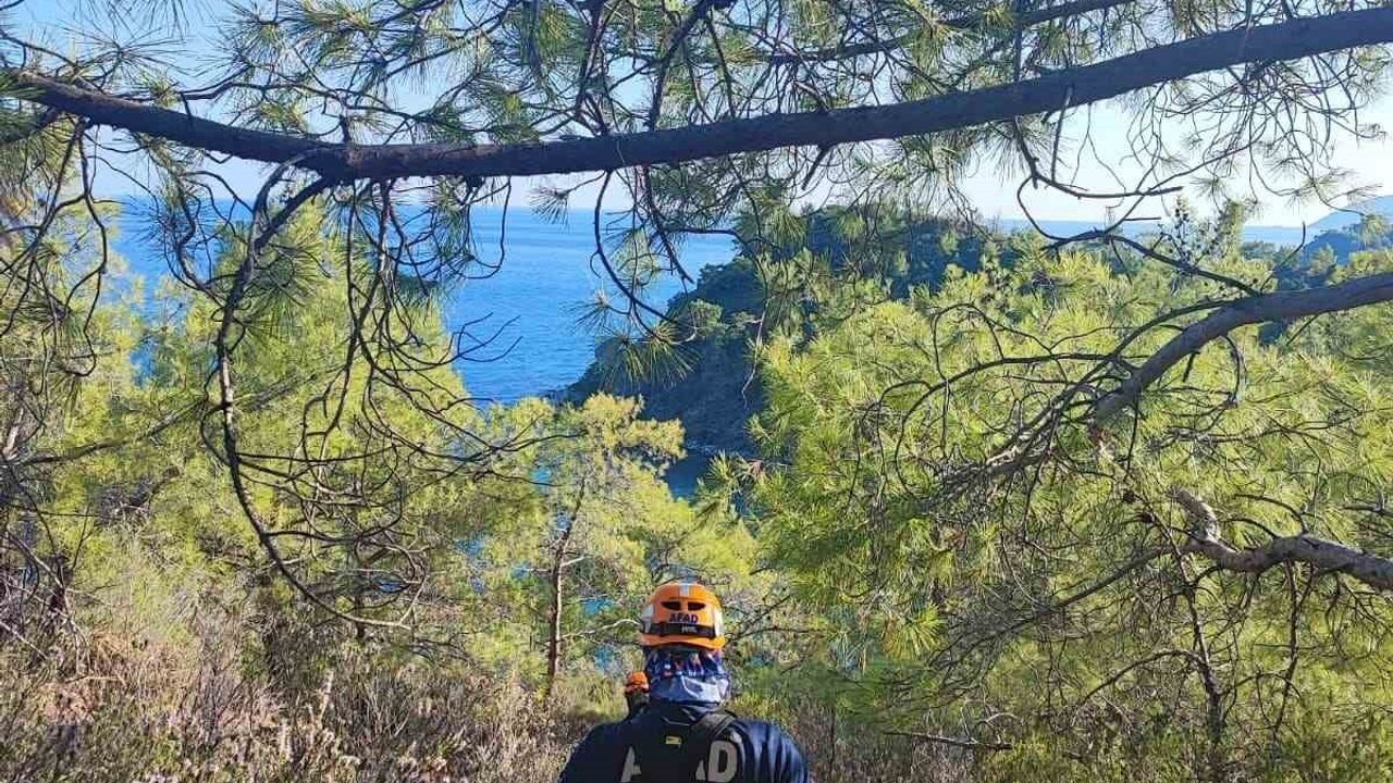 Kemer'de Dağda Mahsur Kalan Adam Kurtarıldı