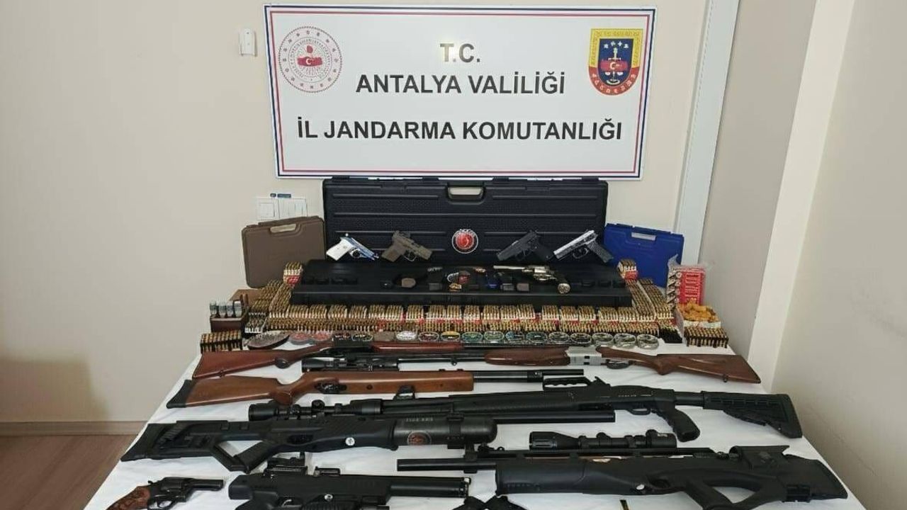 Kemer'de Jandarma Operasyonu: Çok Sayıda Silah Ele Geçirildi