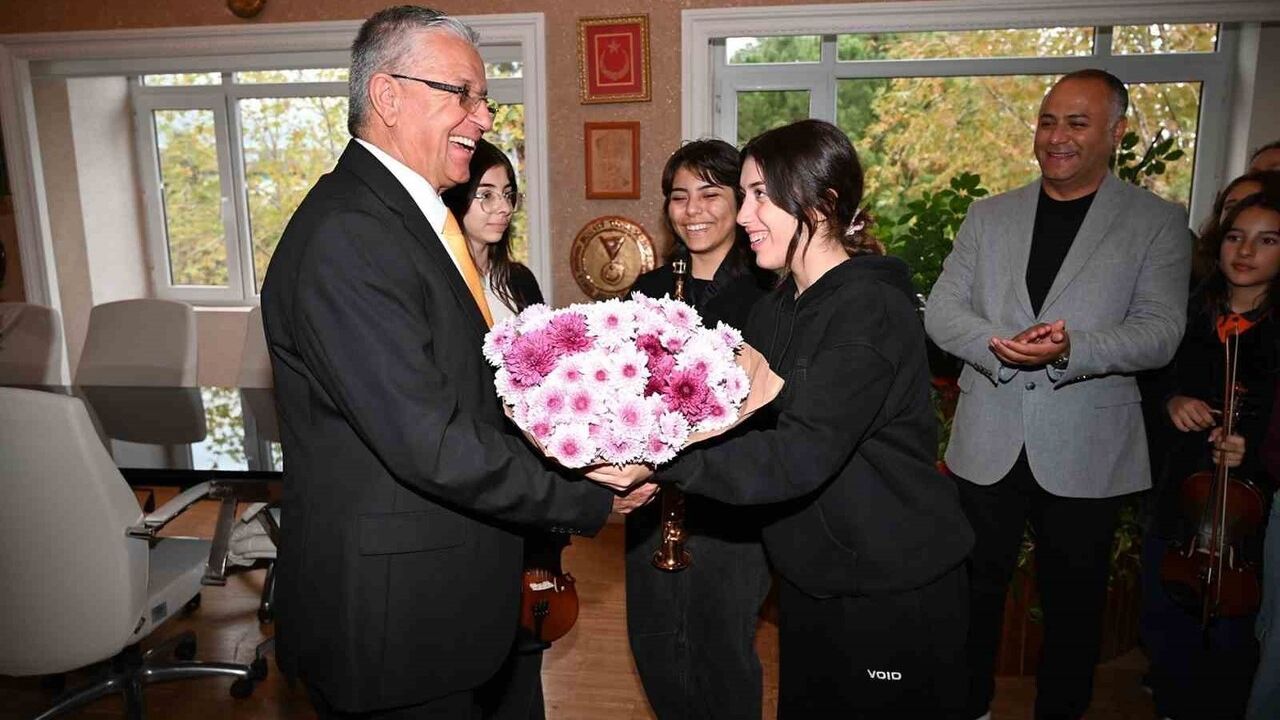 Kemer Gençlik Orkestrası Öğrencilerinden Başkan Topaloğlu'na Öğretmenler Günü Sürprizi