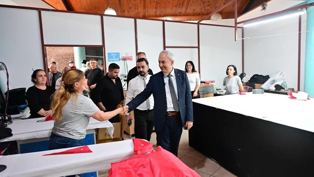 Kepez Belediyesi'nde Kadın Emeğiyle Üretilen Yağmurluklar Test Edildi