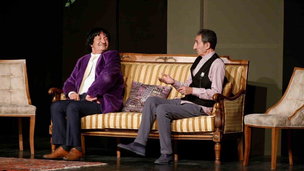 Kılıbık Hayrullah Tiyatroda Büyüledi