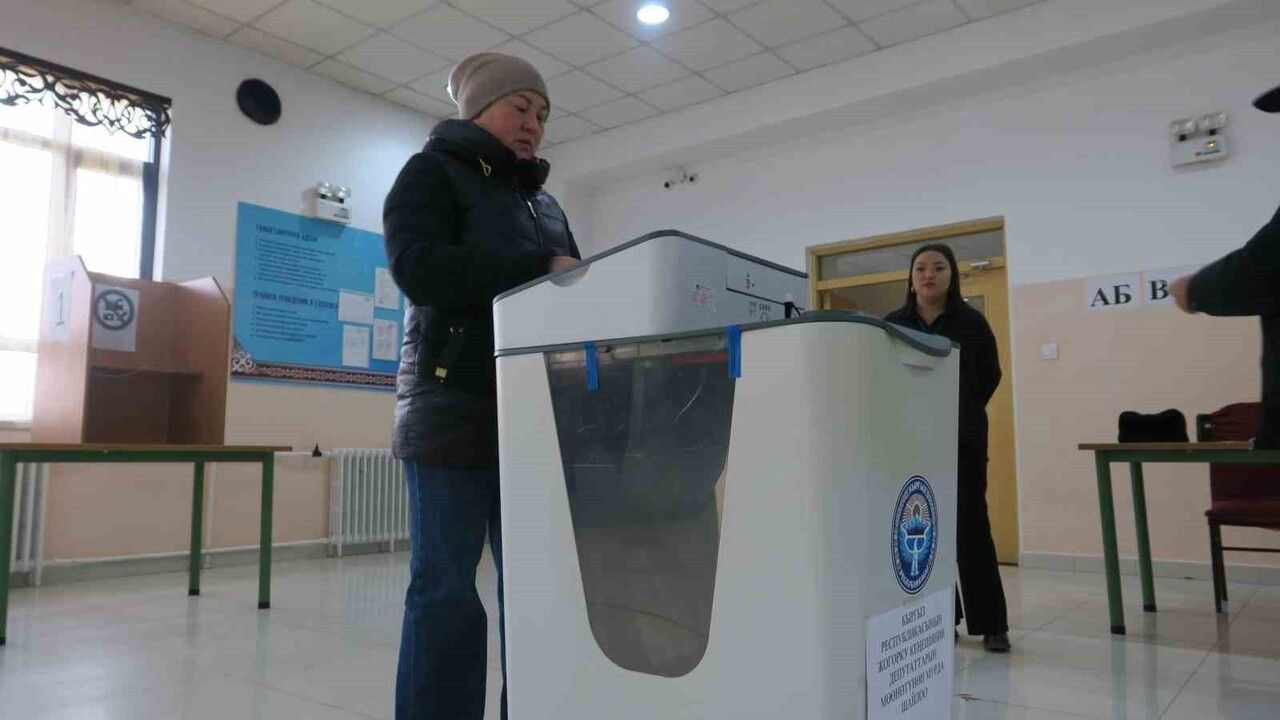 Kırgızistan'da Erken Parlamento Seçimleri Başladı
