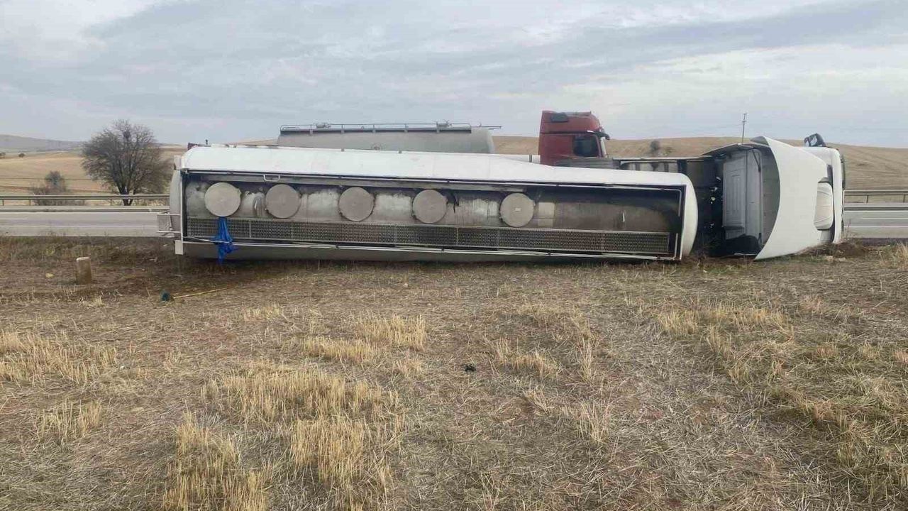 Kırıkkale'de Akaryakıt Tankeri Devrildi, Bir Yaralı