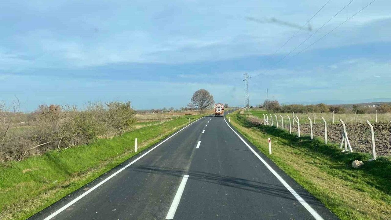 Kırklareli'de Köy Yolları Sıcak Asfaltla Yenileniyor