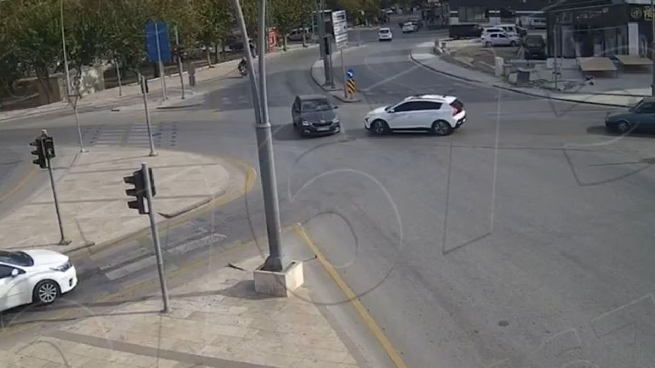 Kırmızı Işığa Uyan Otomobile Cezai İşlem Uygulandı