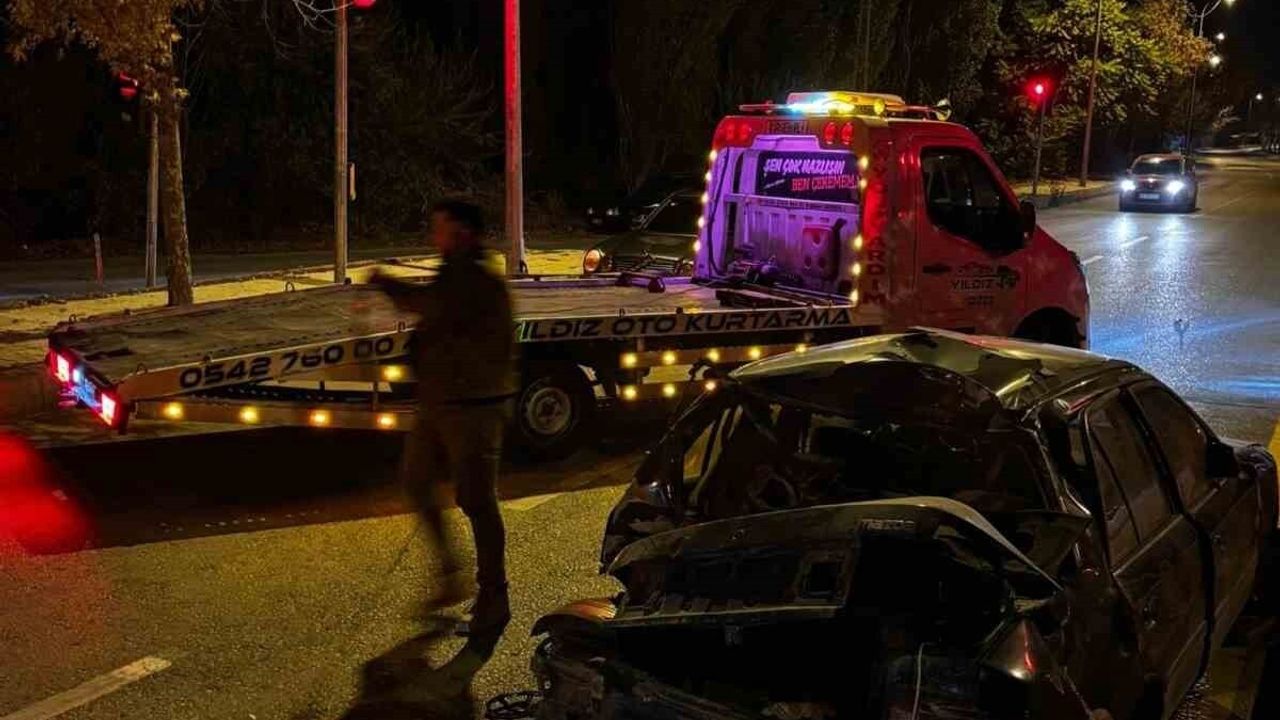 Kırşehir'de Kaldırıma Çarpan Araç Takla Attı