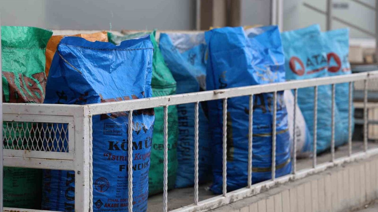 Kırşehir'de Soğuk Hava ile Kömür Satışları Artıyor