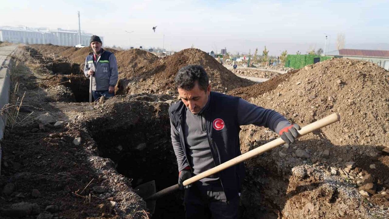 Kışa Hazırlık: Erzurum'da Mezarlık Çalışmaları