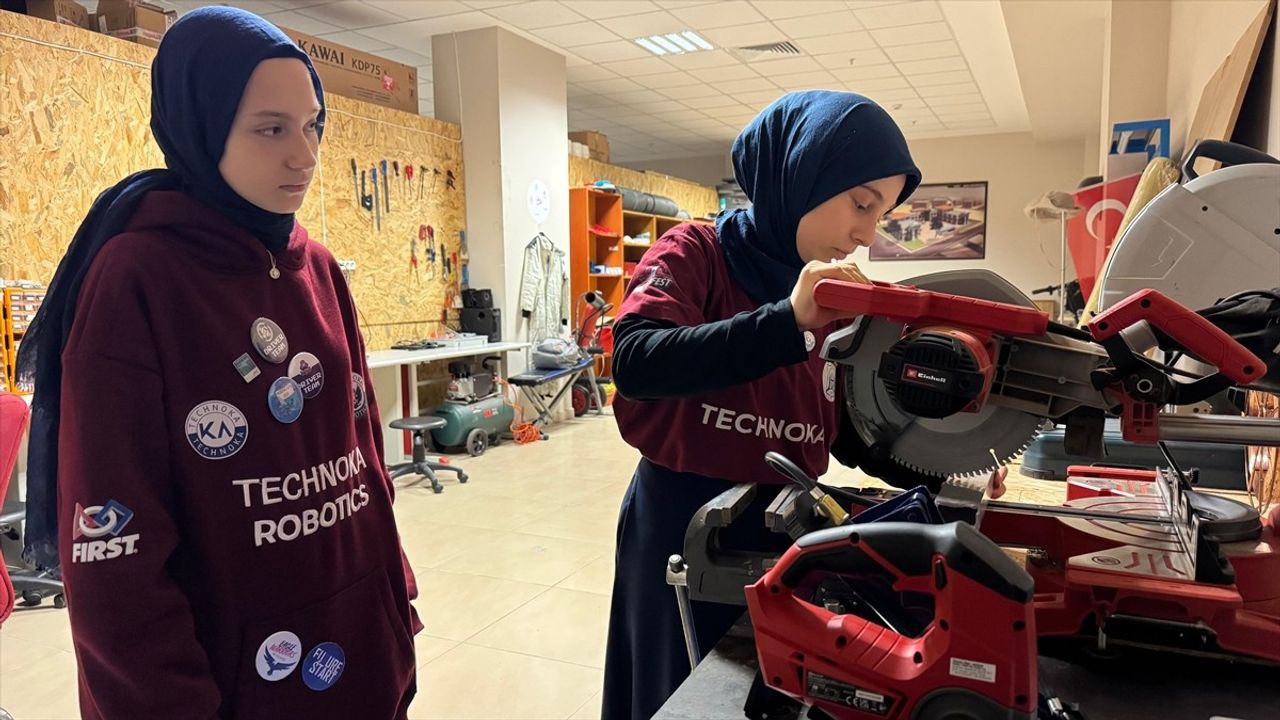 Kız Öğrenciler Teknoloji ile İmam Hatip Geleneğini Birleştiriyor