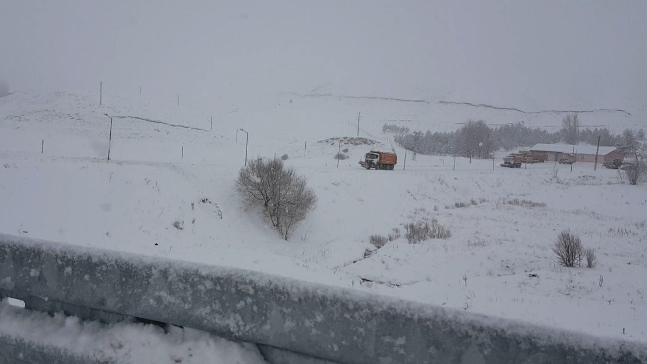 Kızıldağ Geçidi'nde Kar Yağışı Etkili