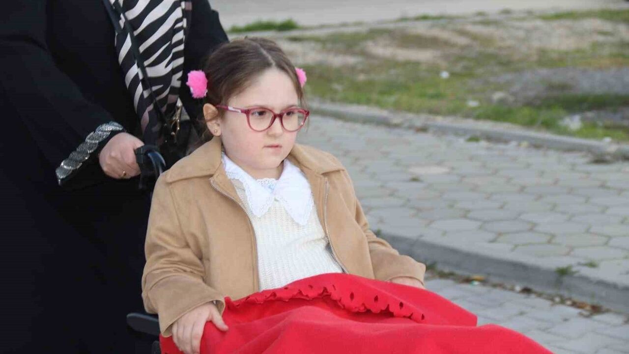 Kızını Kucağında Taşıyan Anne Engelli Asansörü Talep Ediyor