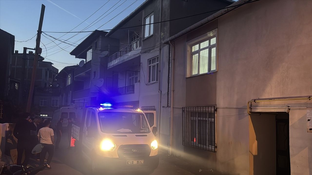 Kocaeli'de Çatlak Kolonlu Bina Boşaltıldı