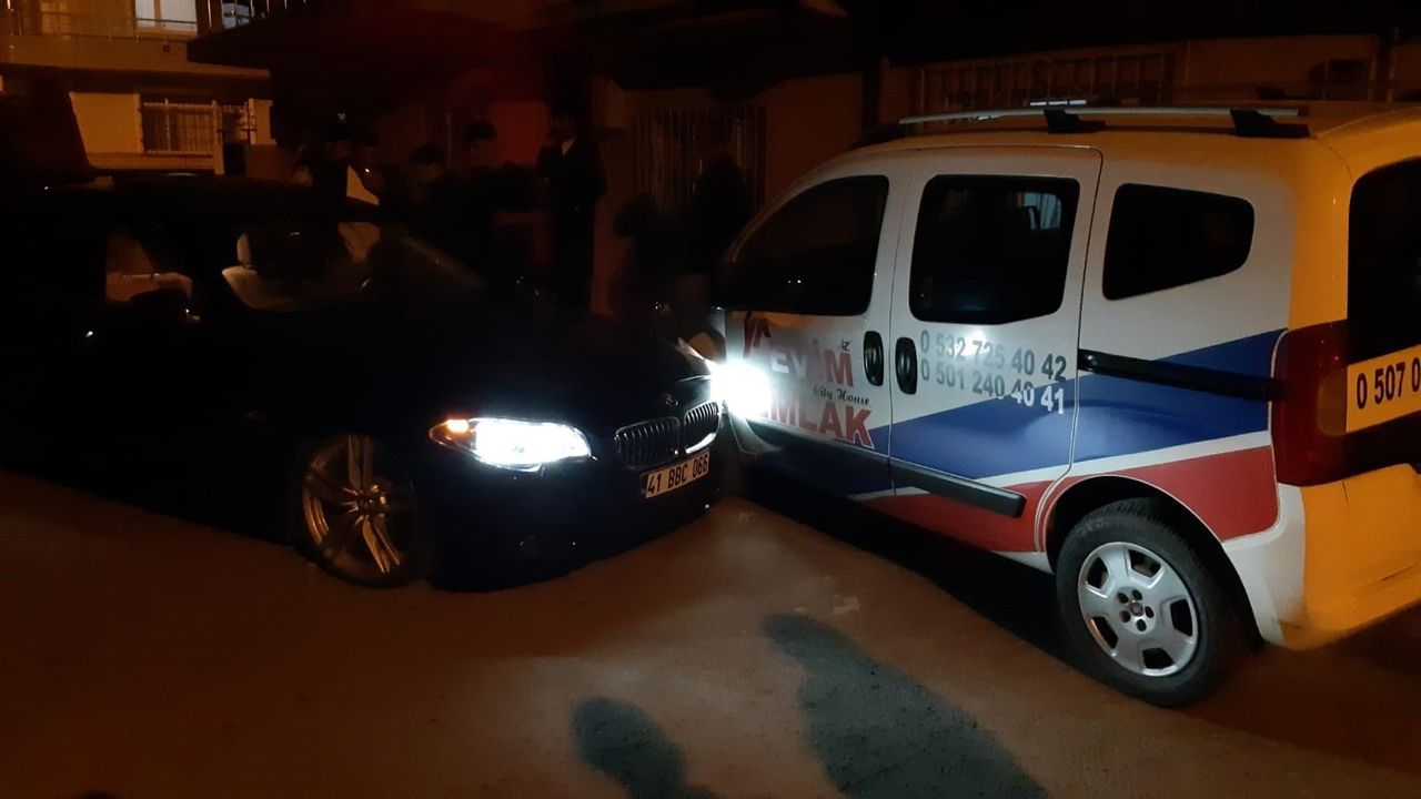 Kocaeli'de Lüks Otomobil İçinde Bıçaklı Saldırı