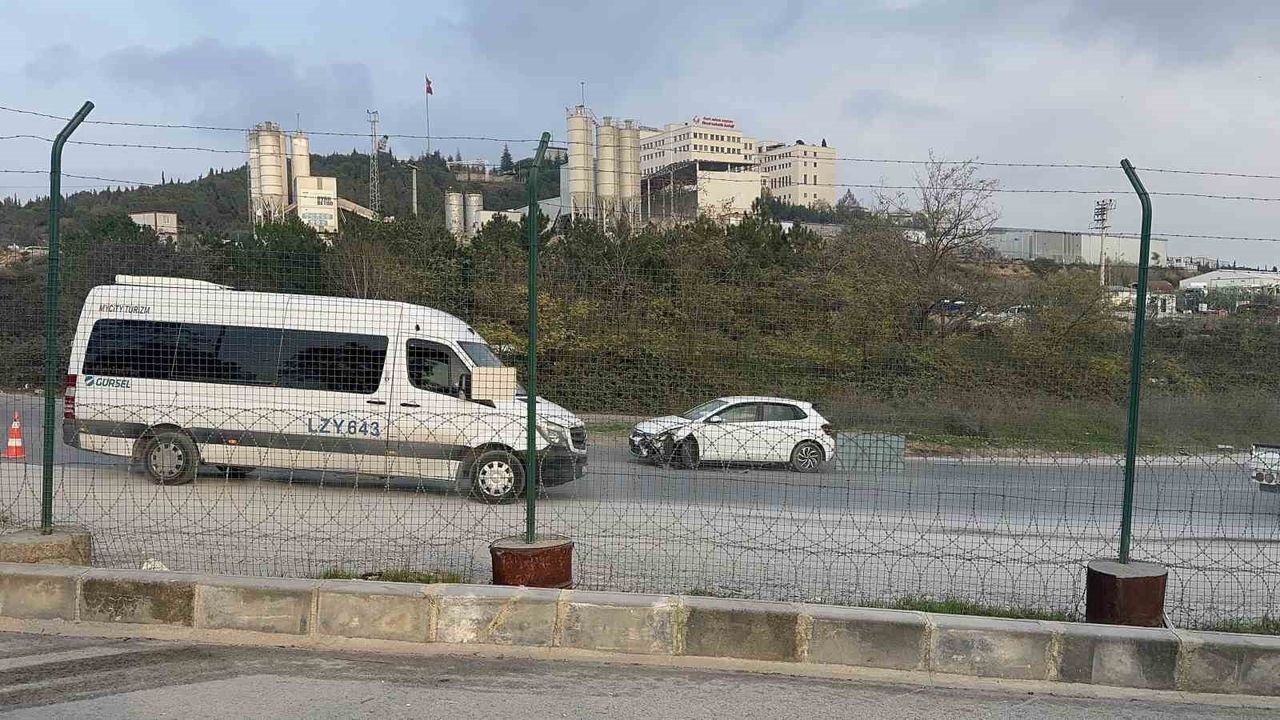 Kocaeli'de Otomobil ve Servis Çarpıştı: 1 Yaralı