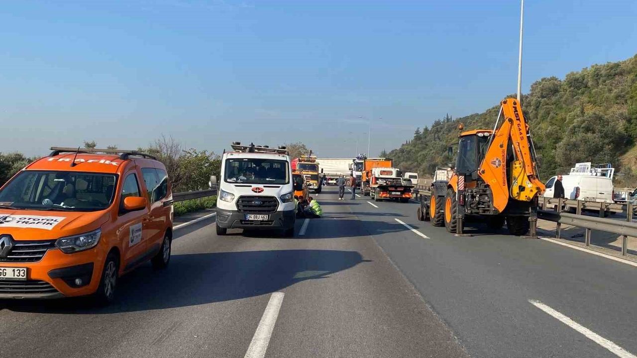 Kocaeli'de Tır Kazası, TEM Otoyolunu Kilitledi