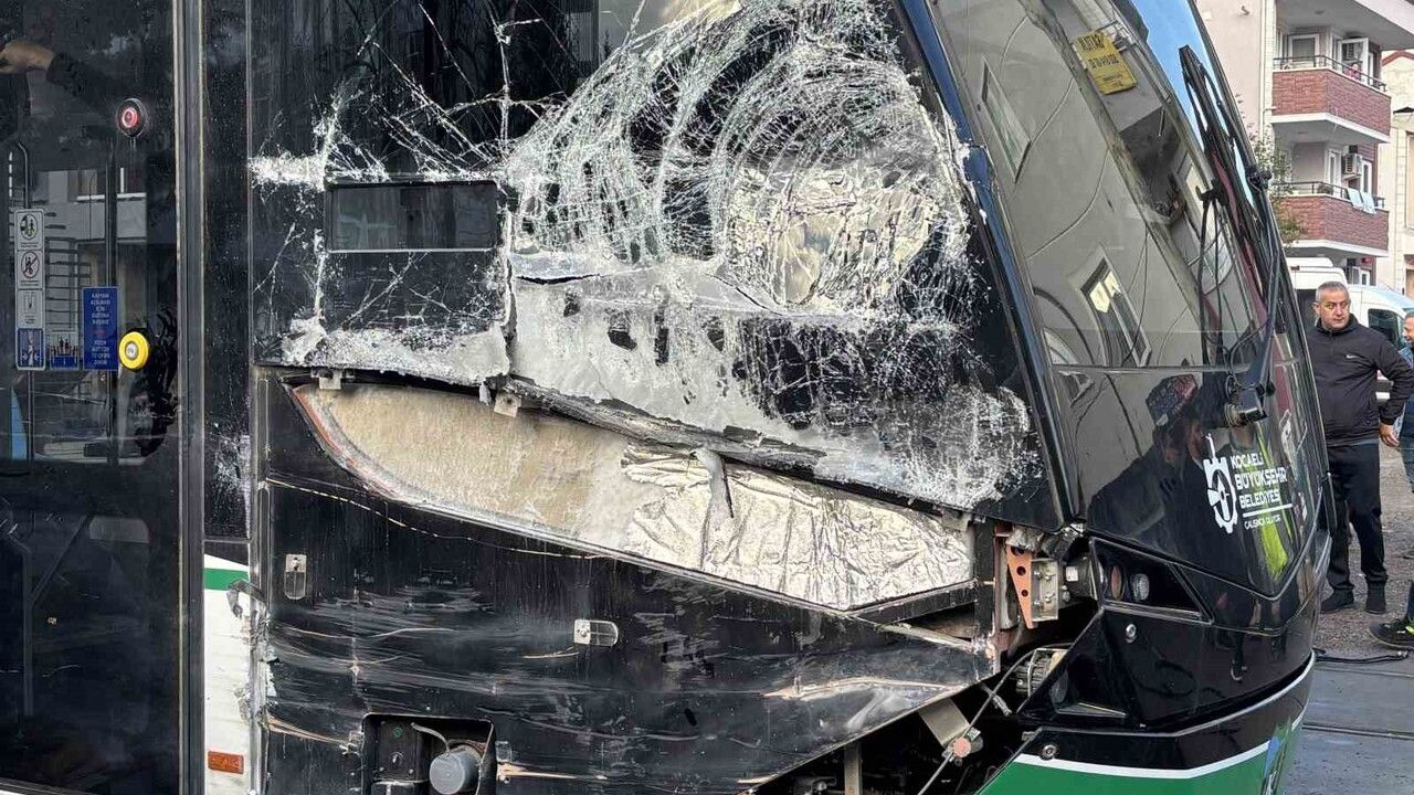 Kocaeli'de Tramvayla Çöp Kamyonu Çarpıştı: 3 Yaralı