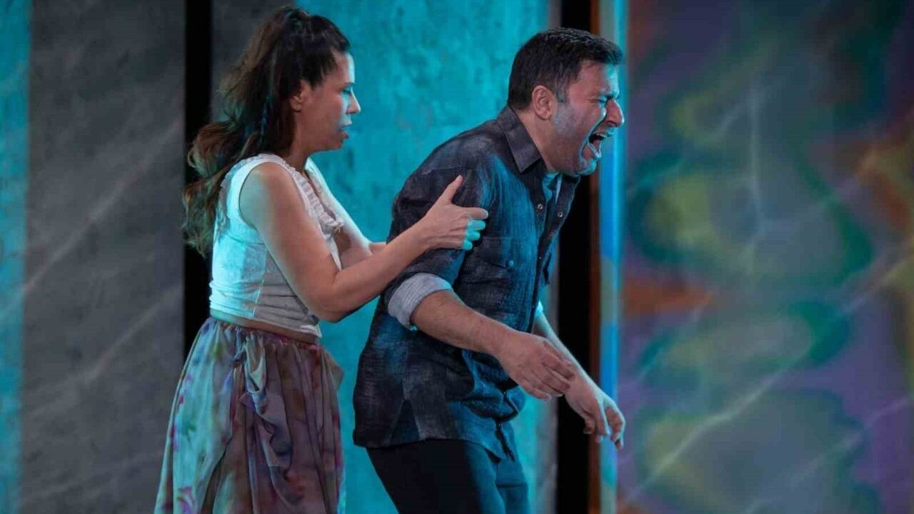 Kocaeli Şehir Tiyatroları'nın 'Unutmak' Oyunu Prömiyerini Gerçekleştirdi