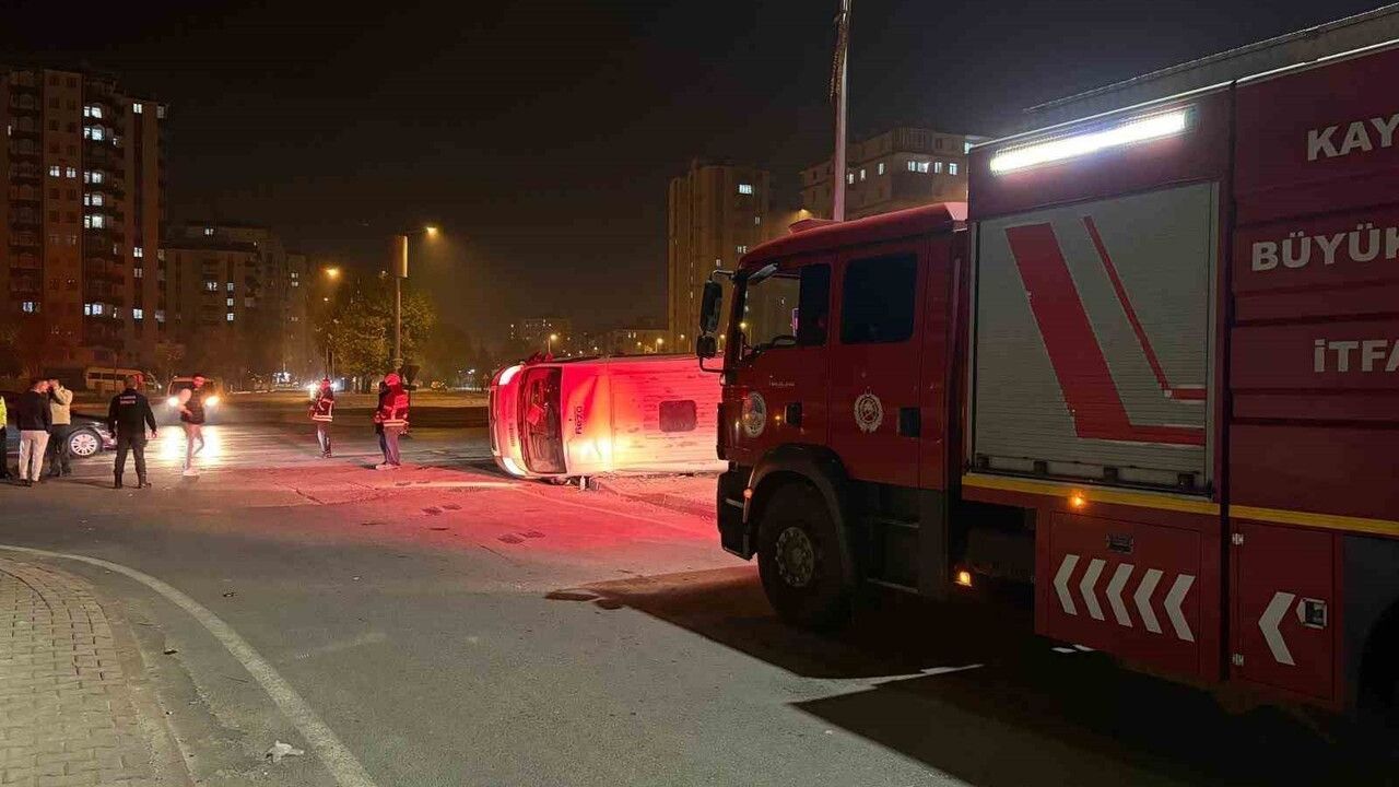 Kocasinan'da Otomobil Servise Çarptı, 2 Yaralı