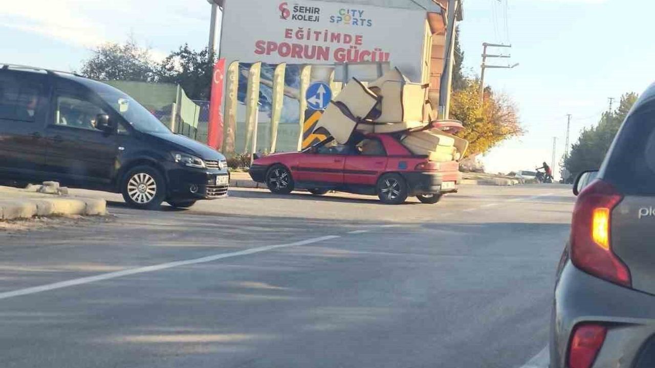 Koltuk Takımı Taşıyan Sürücü Trafikte Tehlike Yarattı