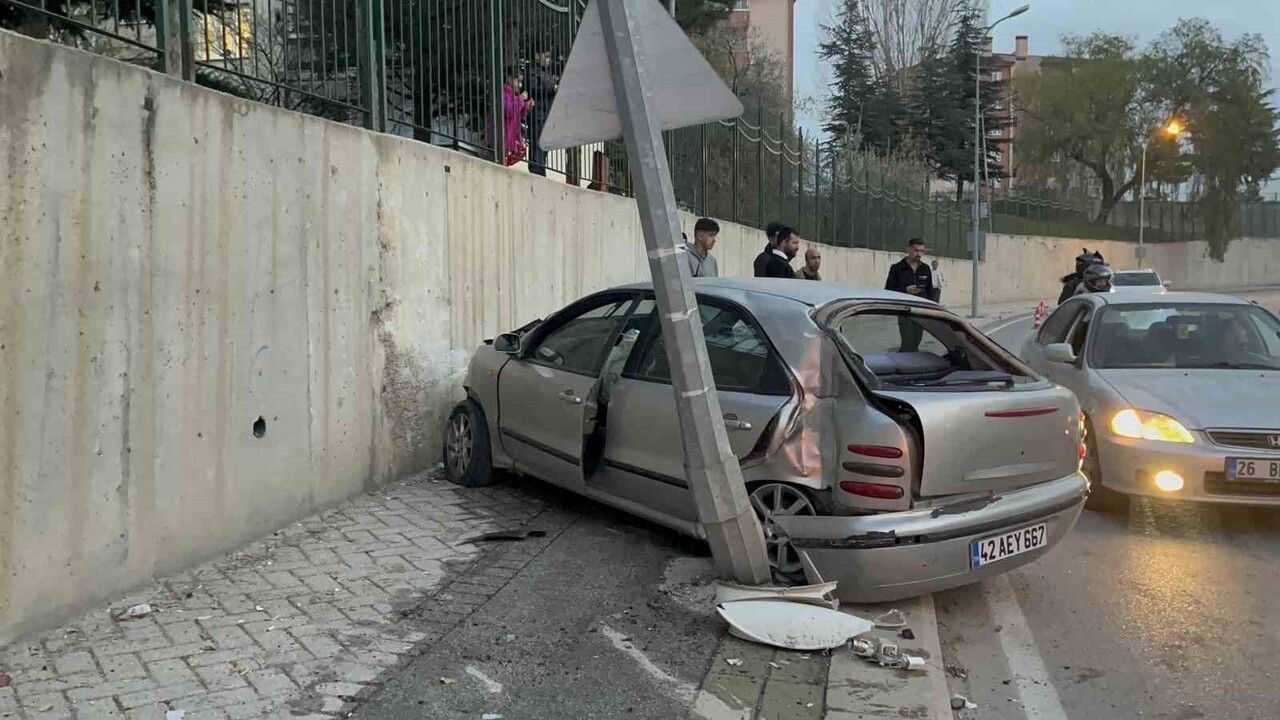 Kontrolden Çıkan Araç Aydınlatma Direğine Çarptı