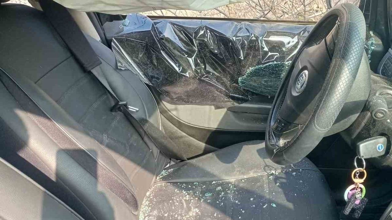 Kontrolden Çıkan Otomobilin Yol Kenarına Savrulması: 3 Yaralı