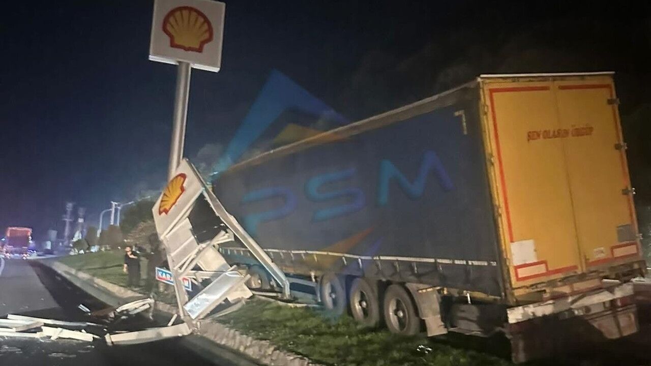 Kontrolden Çıkan Tır Yön Tabelasına Çarptıktan Sonra Akaryakıt İstasyonuna Girdi