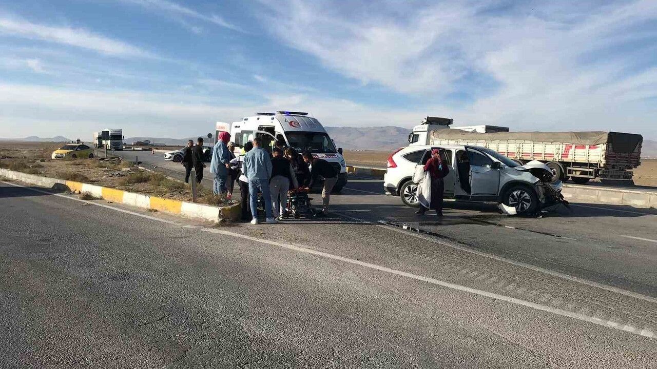 Konya'da Kamyonet ve SUV Çarpıştı, 7 Yaralı