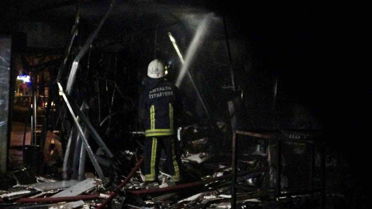 Konyaaltı'nda Kafe Yangını, 5 Yavru Köpek Hayatını Kaybetti