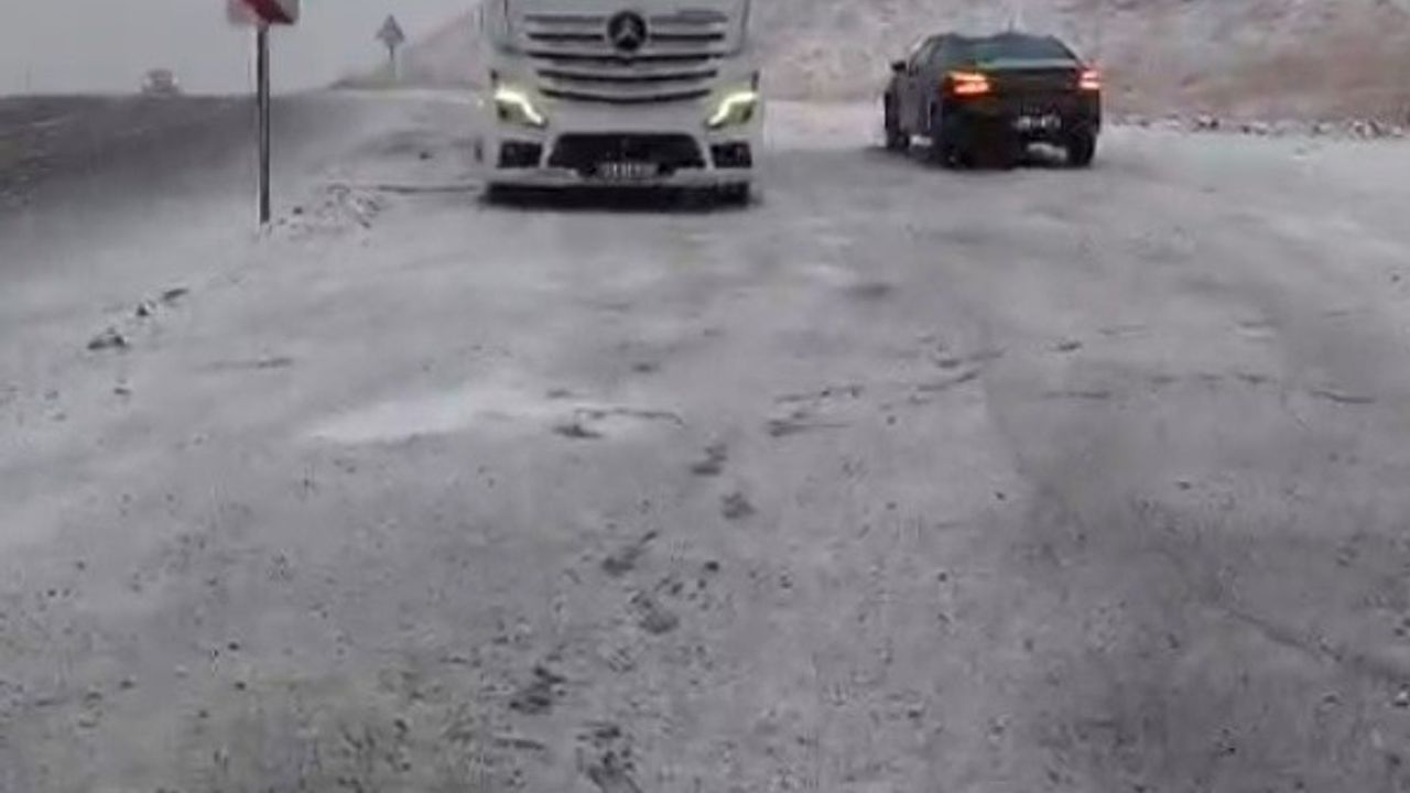 Kop Dağı Geçidi Karla Kaplandı