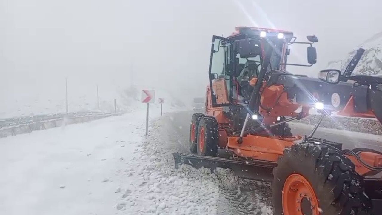 Kop Dağı'nda Yoğun Kar Yağışı ve Karayolları Ekiplerinin Çabası