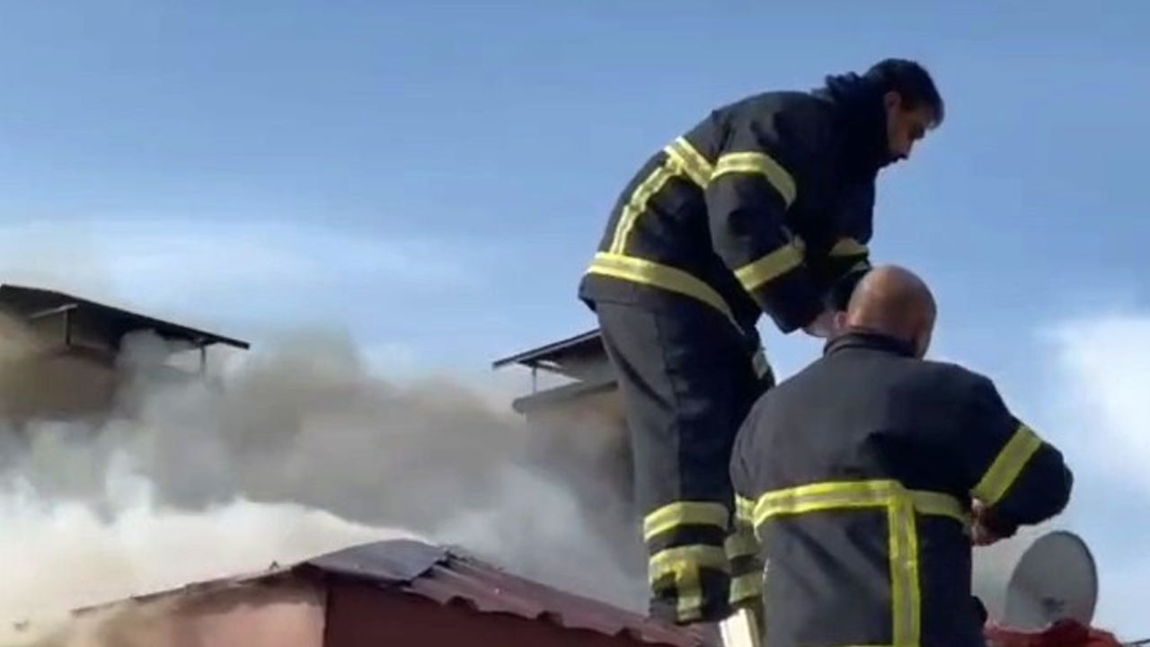 Kovancılar'da Çatı Yangını Kontrol Altına Alındı