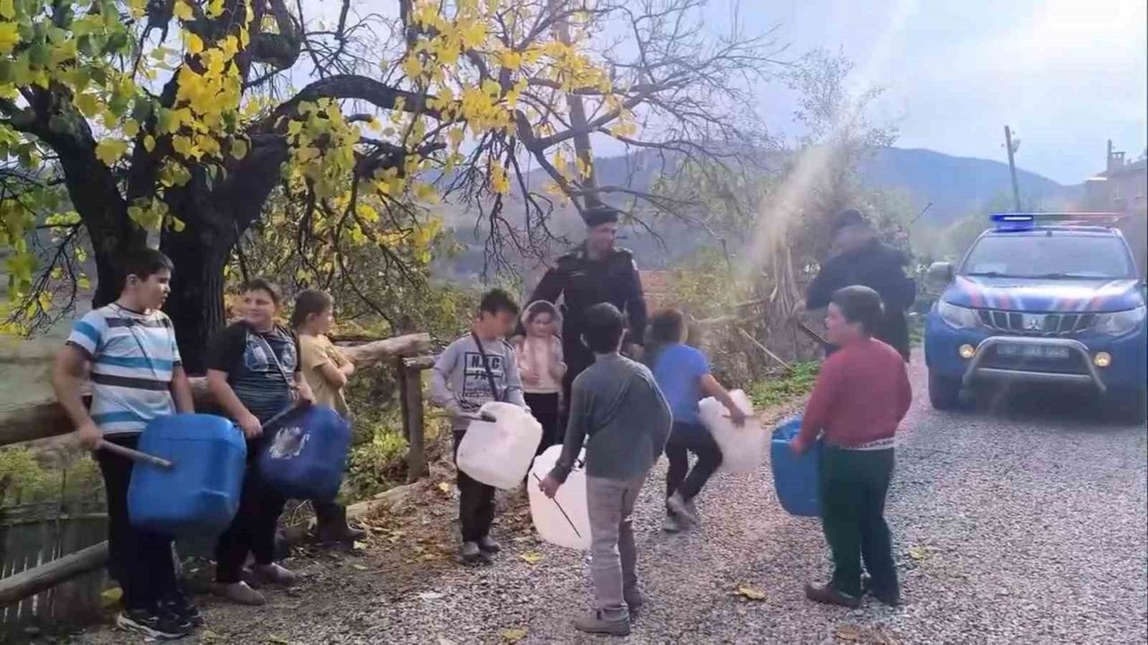 Köy Çocuklarından Jandarmaya Duygusal Sürpriz